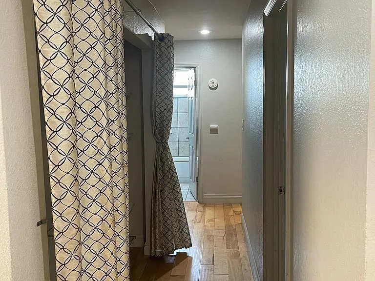 Gallery towards Bedrooms