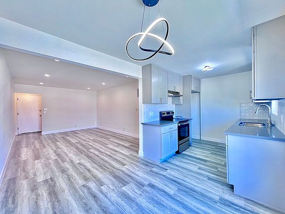 4th image of 530 E Arbor Vitae St #15