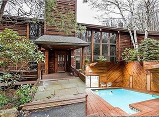 83 Winona Rd, Mount Pocono, PA 18344