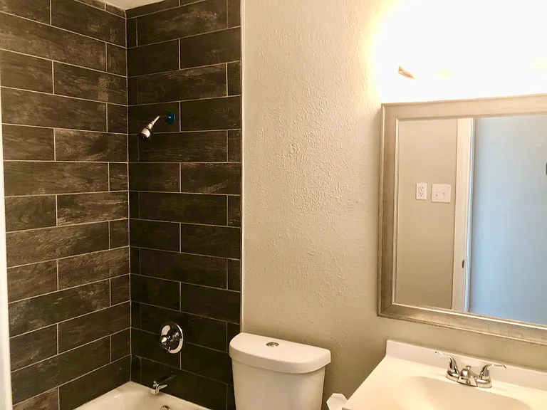 913 Russell Ln — Photo 9
