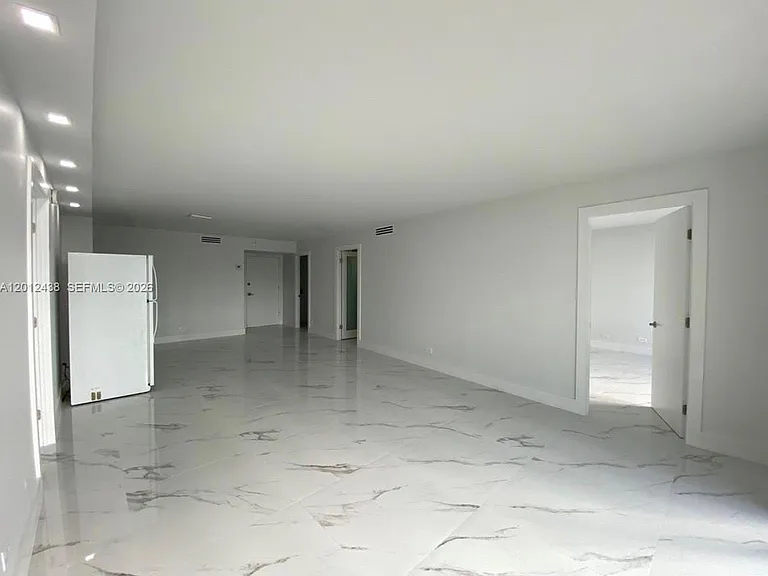 6039 Collins Ave #1033 — Photo 7