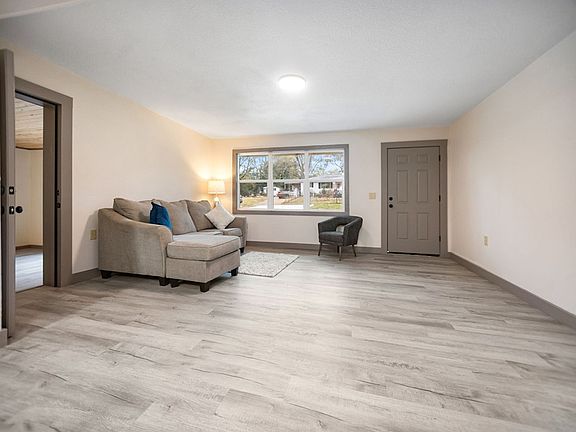 5th image of 511 Pleasant Ln