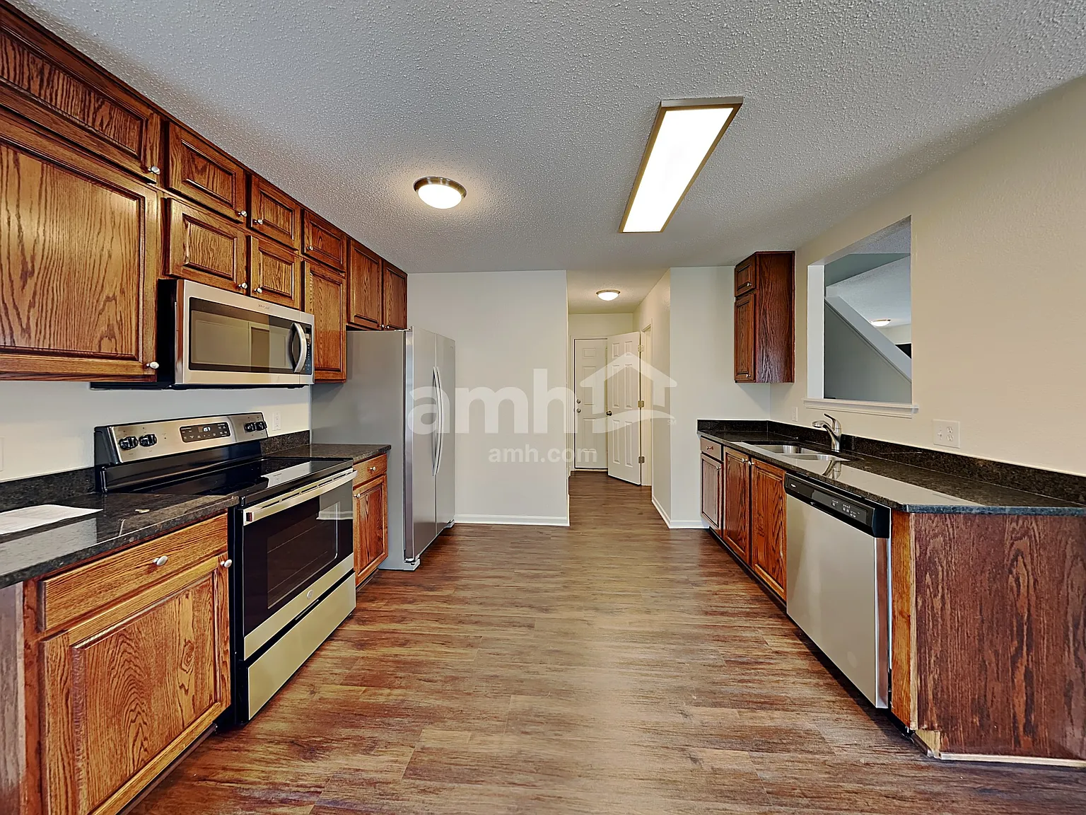 3 bed, 2.5 bath, 1703 sqft, $1,985 — Photo 3
