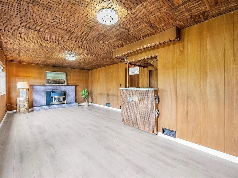 8620 Camden Cres — Photo 10