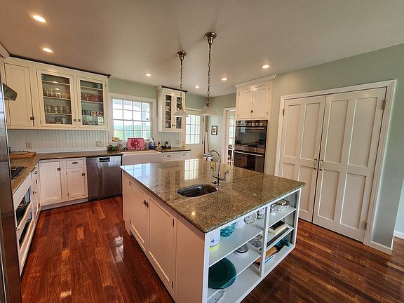 2nd image of 2055 Fox Hill Rd