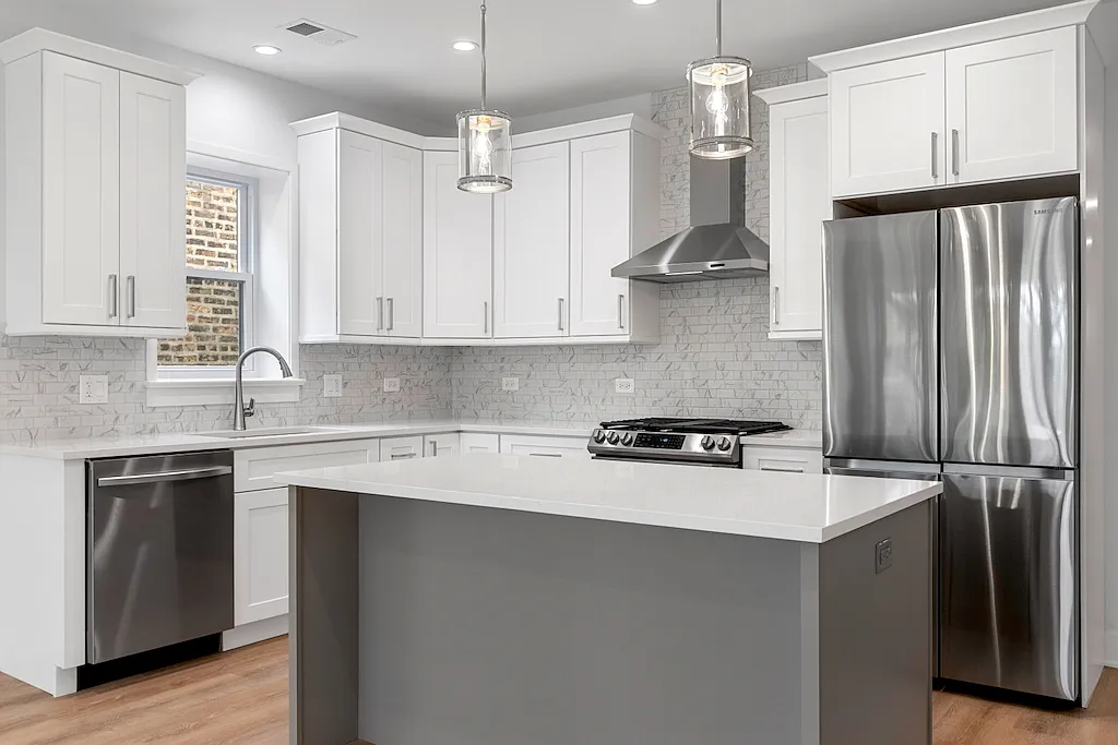 Attractive 3 Bed, 2 Bath at Washtenaw + Devon (West Ridge) — Photo 2
