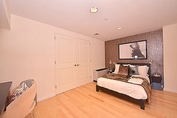 Sold by New York Residence | media 16