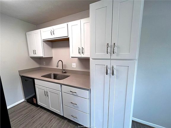 4th image of 621 W Ridge Dr