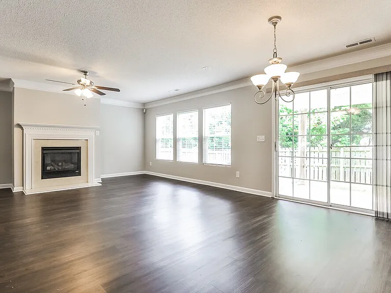 144 Georgetowne Dr — Photo 6