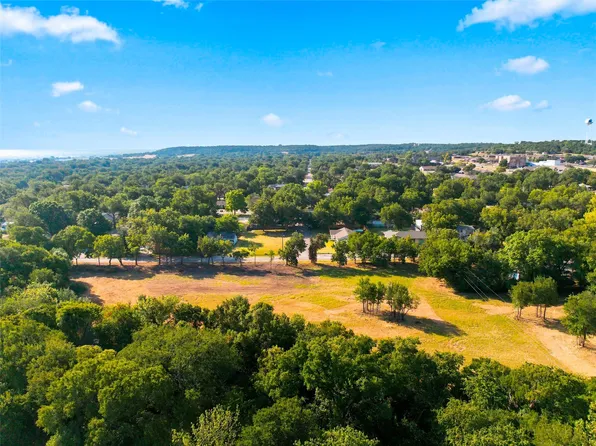 1411 Park St, Clifton, TX 76634