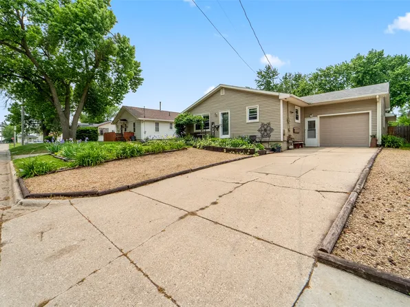 327 E 11th St S, Newton, IA 50208