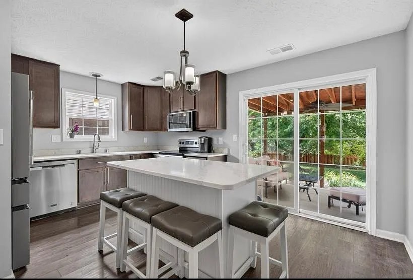 3 bed, 2.5 bath, 1979 sqft, $2,400 — Photo 4