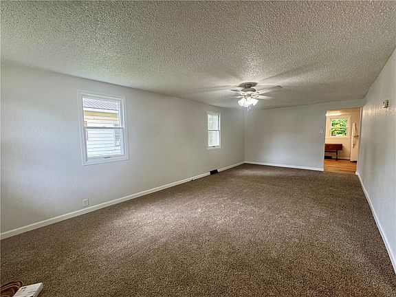3rd image of 2521 Commercial Ave