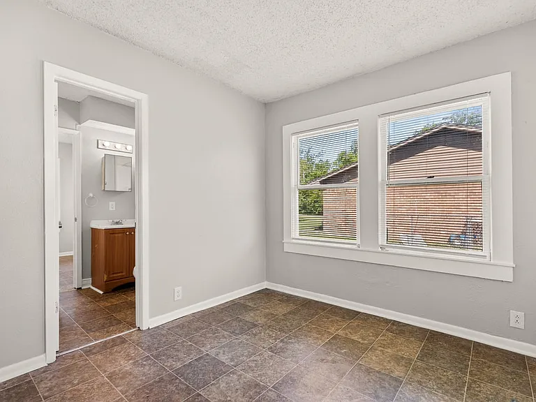 807 W Sabine St — Photo 7