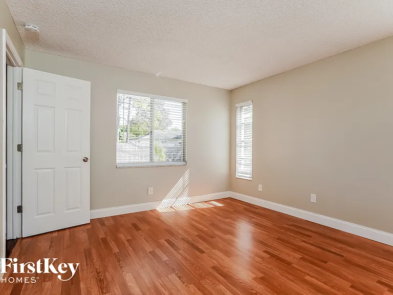 18185 Dupont Dr — Photo 10