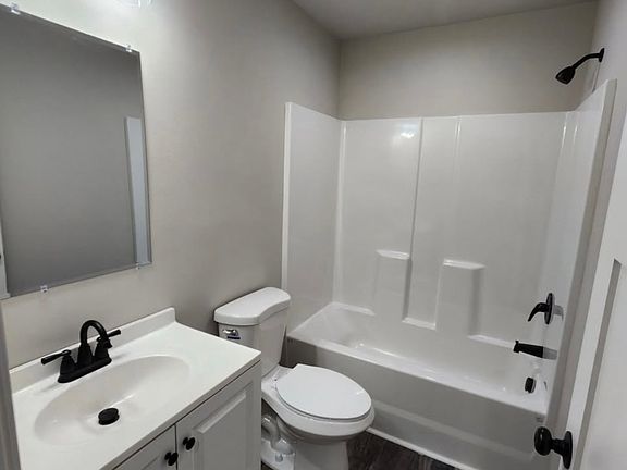 4th image of 914 B St Unit A
