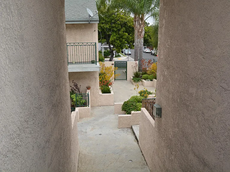 2491 Purdue Ave #201 — Photo 33