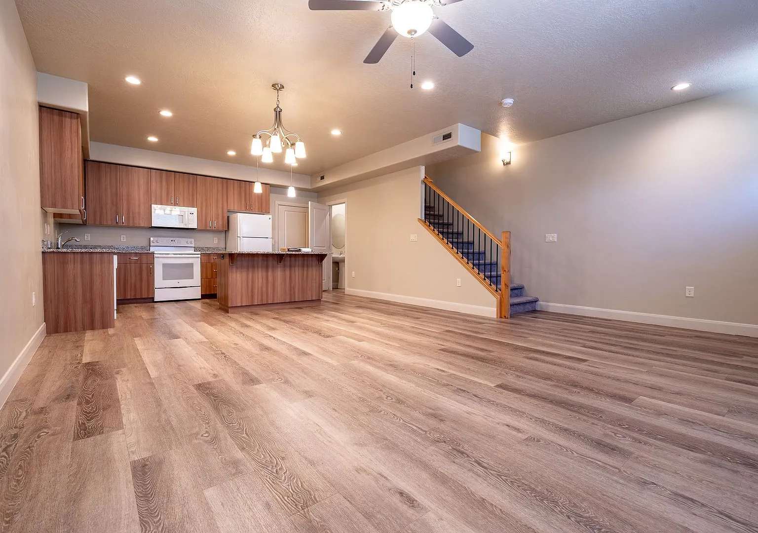 Available Now! 3bed 2 bath home for rent, small dog allowed! — Photo 1