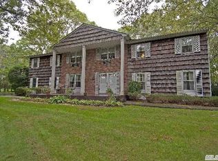 4 Oneil Ct, Dix Hills, NY 11746