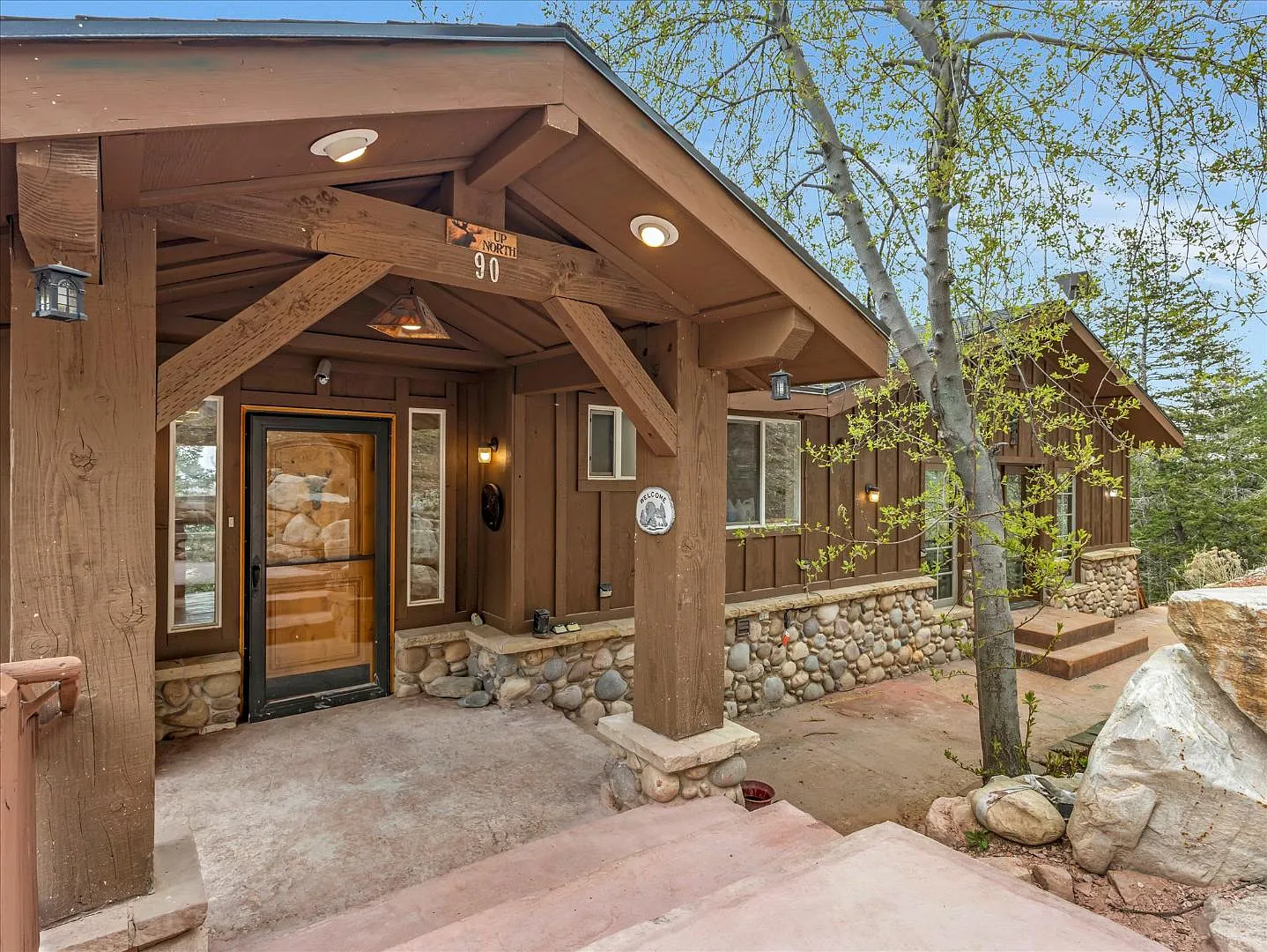 390 Matterhorn Dr — Photo 2