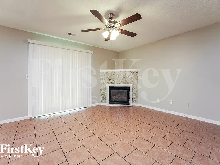255 Fieldview Ln — Photo 2