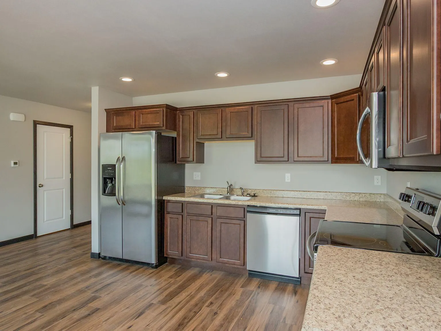 157 Hilltop Dr — Photo 4