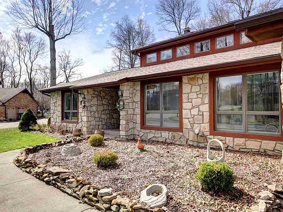 3rd image of 16 Sherwood Cir
