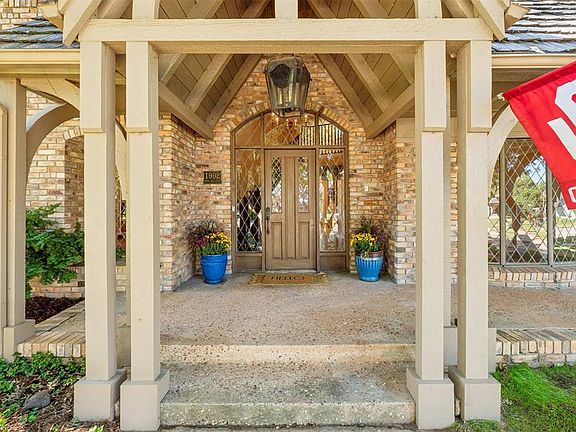 3rd image of 1902 Pin Oak Cir