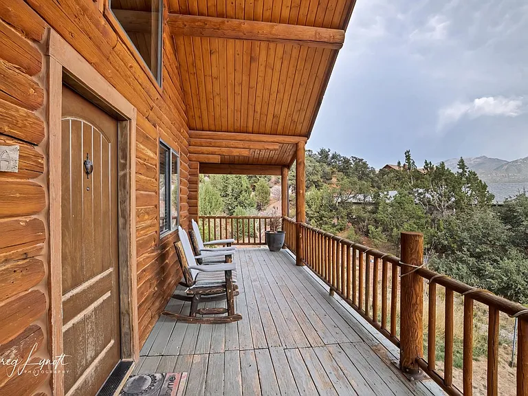 322 E Hillcrest Cir — Photo 2