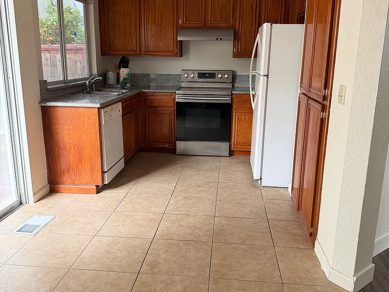 264 Bridgewater Cir — Photo 2