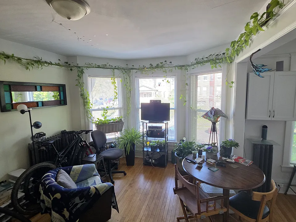 716 E 1st St #7