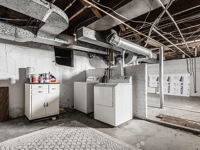 Laundry Machines Included!