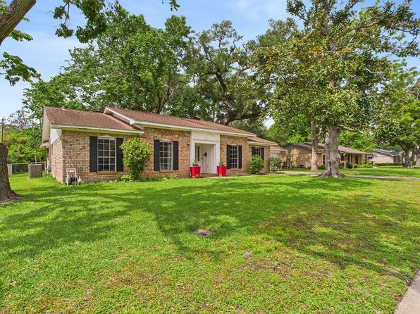 244 Narcissus St, Lake Jackson, TX 77566