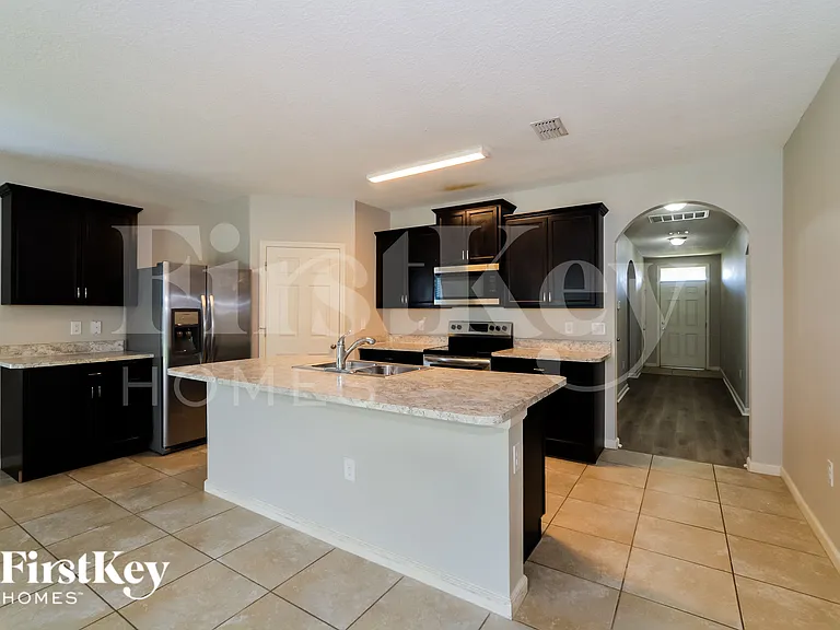 374 Sauders Rd SE — Photo 6