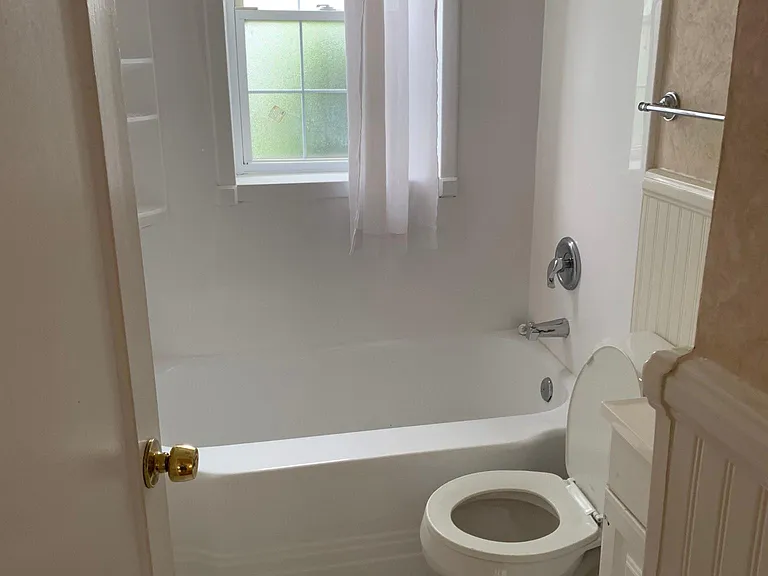 8529 Everett Ave — Photo 6