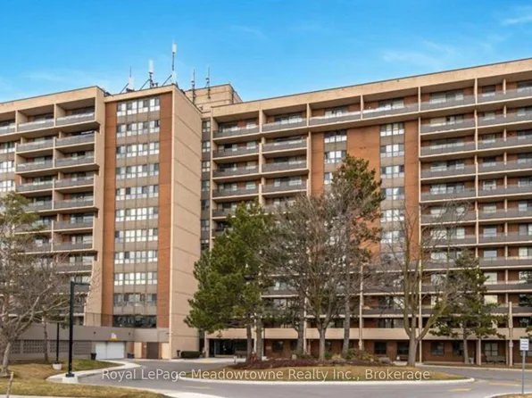2929 Aquitaine Ave #215, Mississauga, ON L5N 2C7