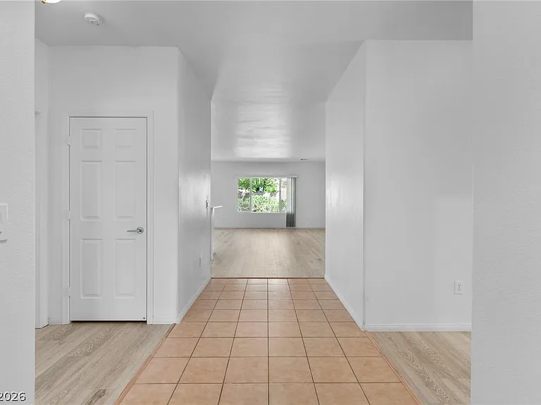 2250 Sandstone Cliffs Dr — Photo 4