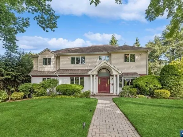641 N Forest Dr, Teaneck, NJ 07666