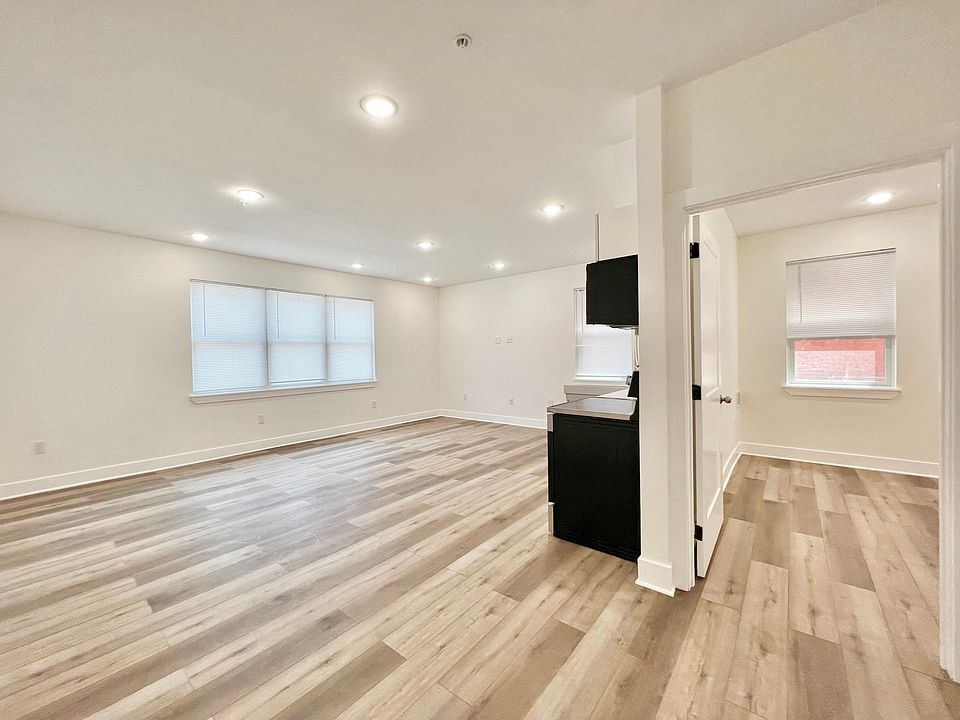 1st image of 4148 Parkside Ave #104