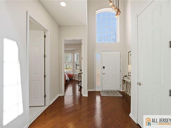 5th image of 22 Edgemere Dr