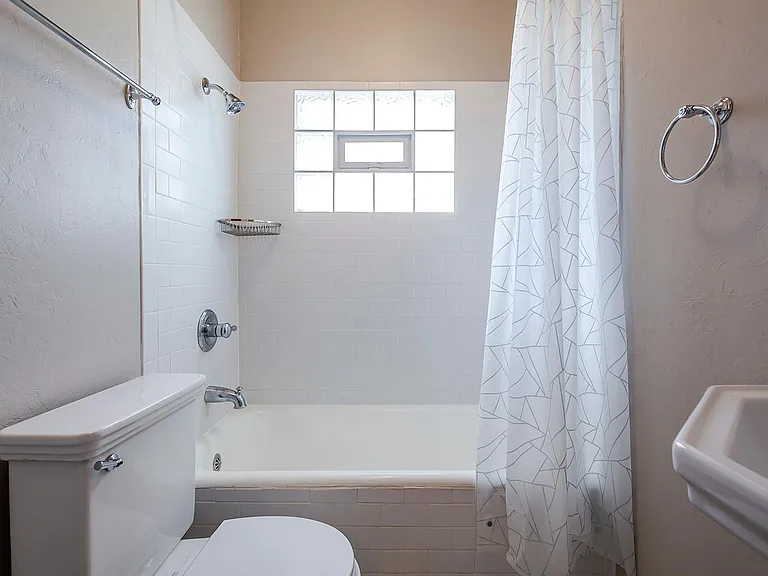 2210 E Helen St — Photo 13