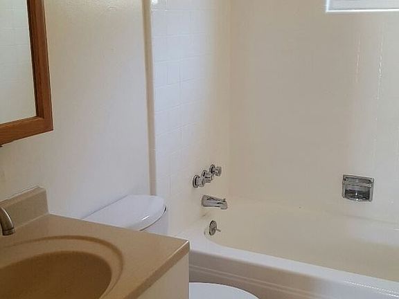 3rd image of 923 Tamarack Ln APT 06