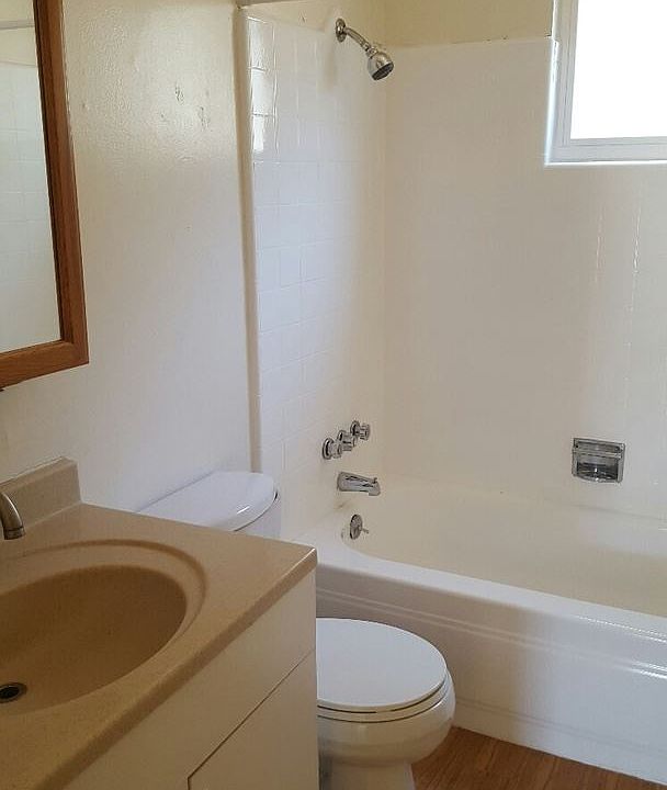2nd image of 929 Tamarack Ln APT 05