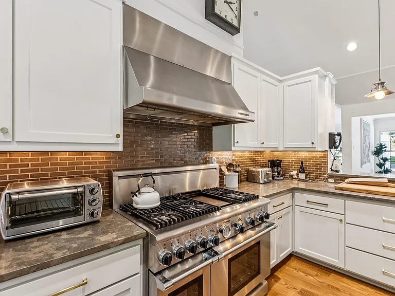 1156 Butterfield Rd — Photo 11