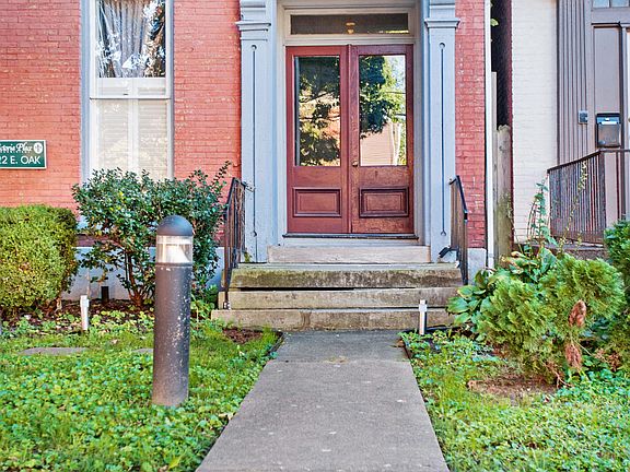 3rd image of 122 E Oak St