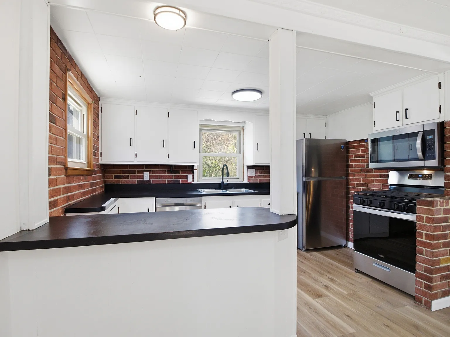 3 bed, 1.5 bath, 1020 sqft, $1,350 — Photo 3