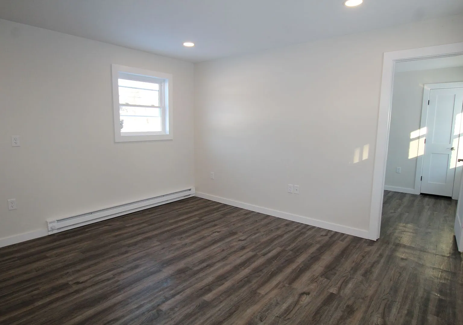 Free 1 Month Rent!! Beautifully Remodeled And Completed 1 Bedroom Apartment. — Photo 4