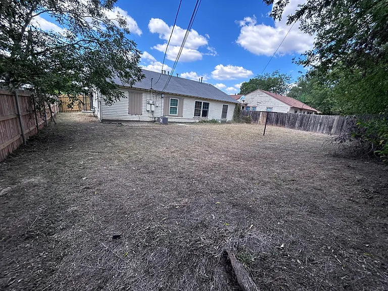 1610 Stewart St — Photo 7