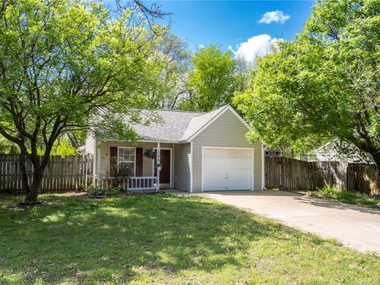2044 Wood Tree Ct, Siloam Springs, AR 72761