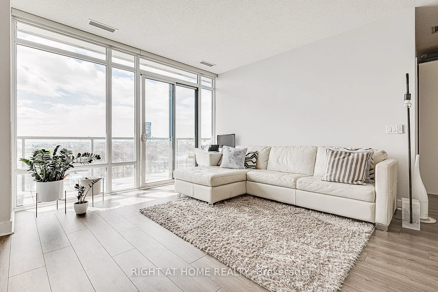 2 bed, $3,200 — Photo 2
